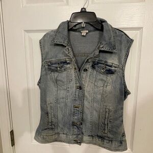 Ladies sleeveless light denim jacket